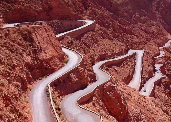 Les routes sinueuses des Gorges du Dadès, un passage époustouflant sur le circuit Groupe Marrakech à Merzouga dans le désert.