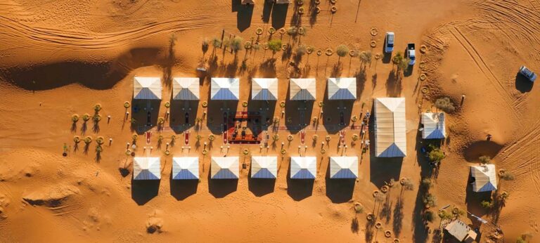 Vue aérienne d'un camp de luxe à Merzouga aligné en bordure des dunes de l'Erg Chebbi