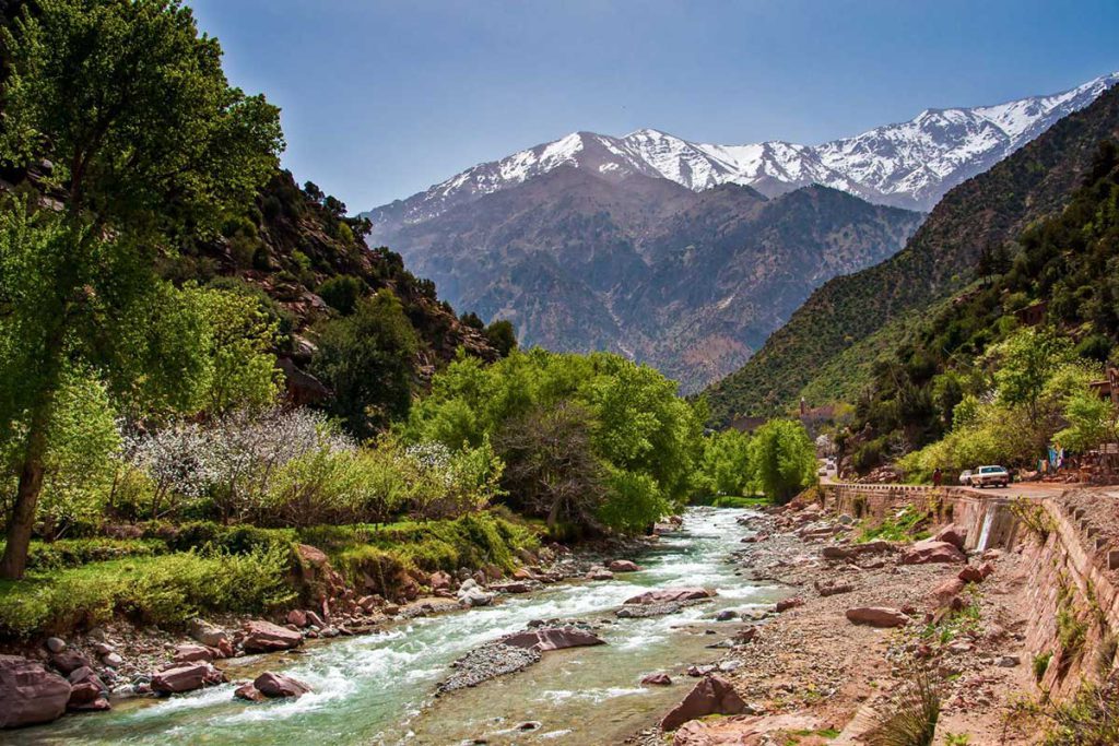 Rivière de l'Ourika traversant une vallée verdoyante au pied des sommets enneigés du Haut Atlas, excursion d'une journée depuis Marrakech